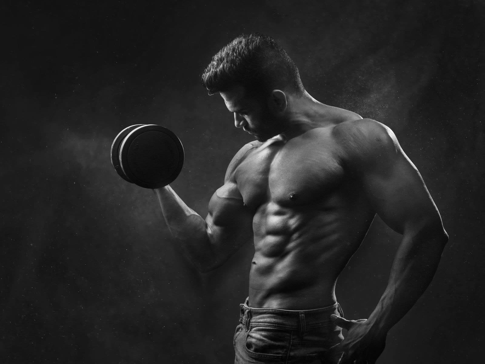 Bodybuilder training biceps