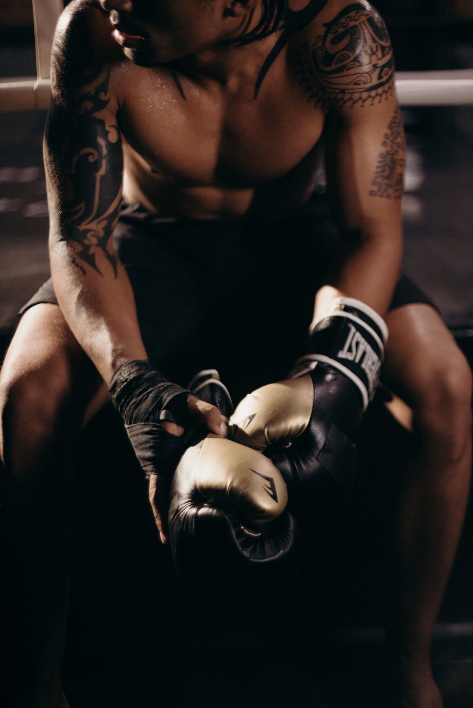 Boxer wrapping hands